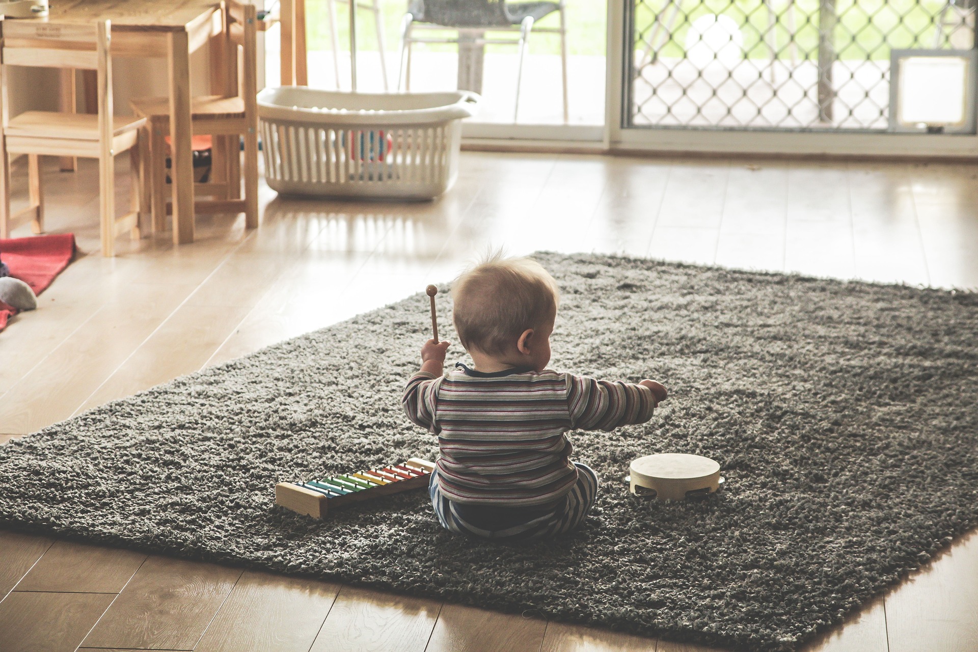 S’amuser avec des jouets musicaux