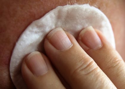 Les propriétés exfoliantes de l’eau de mer dans les soins du visage