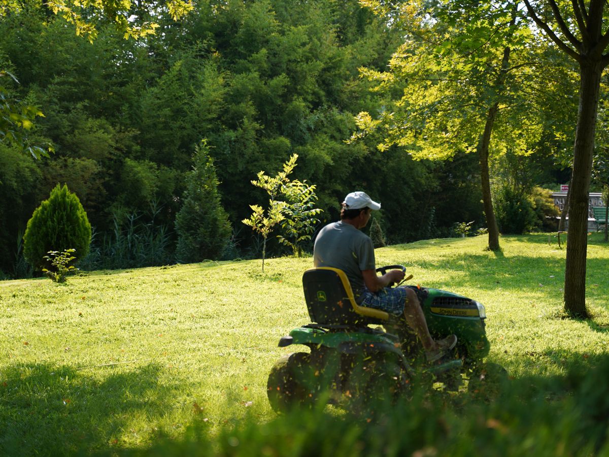 Comment bien préparer son terrain avant d’utiliser un tracteur tondeuse Husqvarna ?